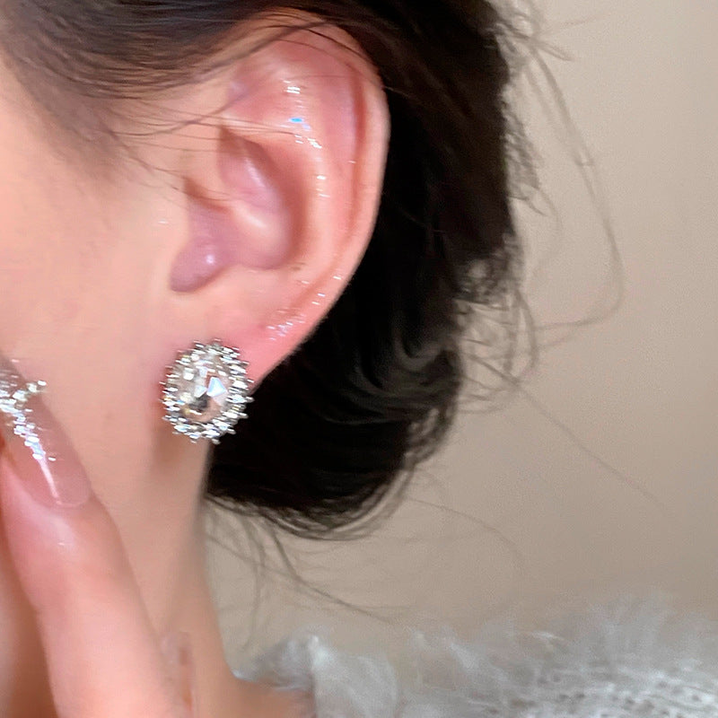 Pigeon egg zircon earrings high-grade sense